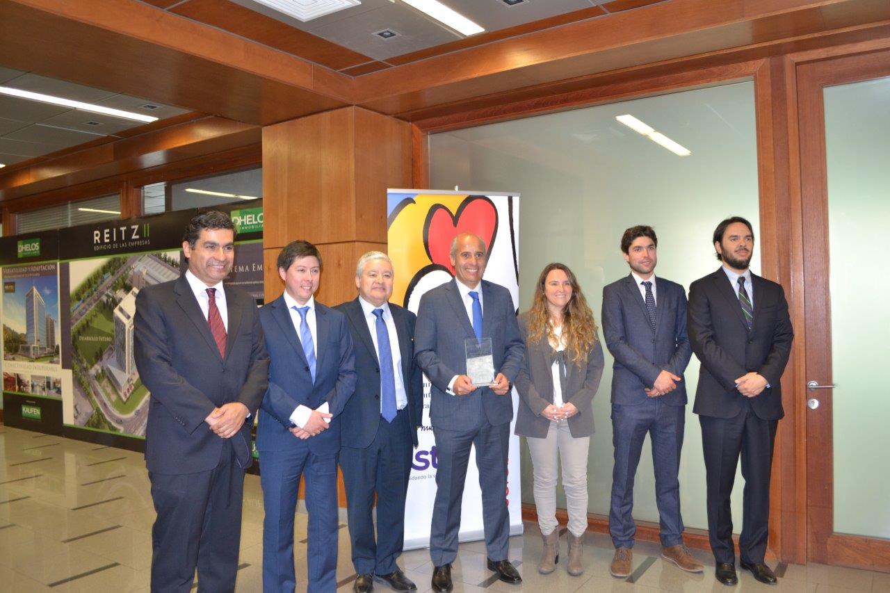 Managers for AGUNSA and REPORT receive an award for the Lifetime Achievement towards the care of life.