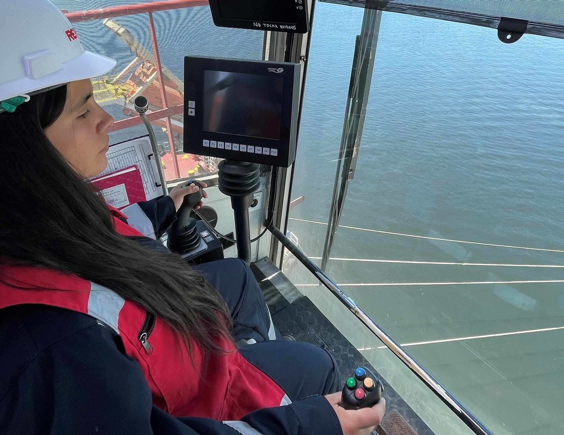 La primera operadora de grúa Gottwald  en Puerto de Talcahuano