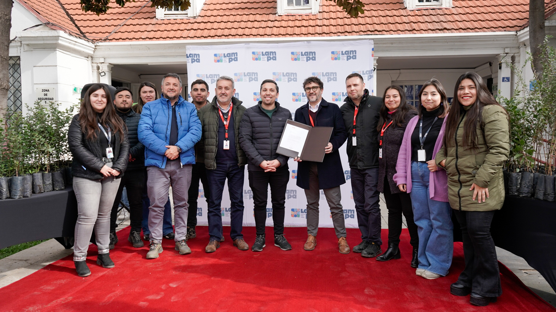 Equipo de Sostenibilidad junto al Área de Relaciones con la Comunidad realizan donación de árboles